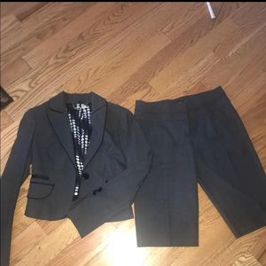 bebe
Gray Capri Shorts Suit
Size: US 6